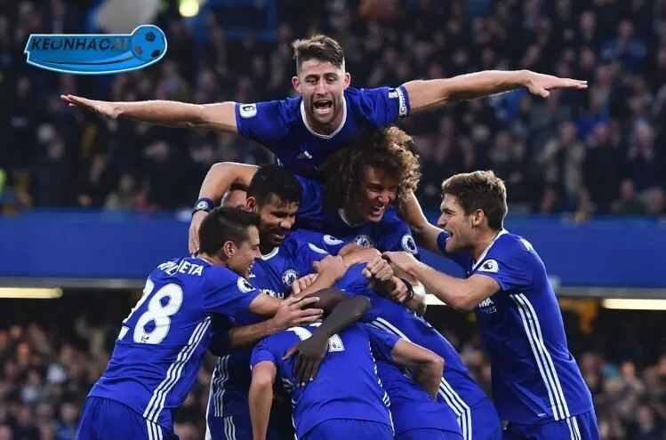  Các cầu thủ Chelsea ăn mừng bàn thắng trên sân Stamford Bridge.