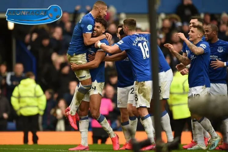  Các cầu thủ Everton ăn mừng bàn thắng trên sân nhà.