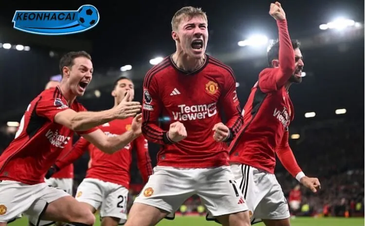  Manchester United ăn mừng bàn thắng tại sân Old Trafford.